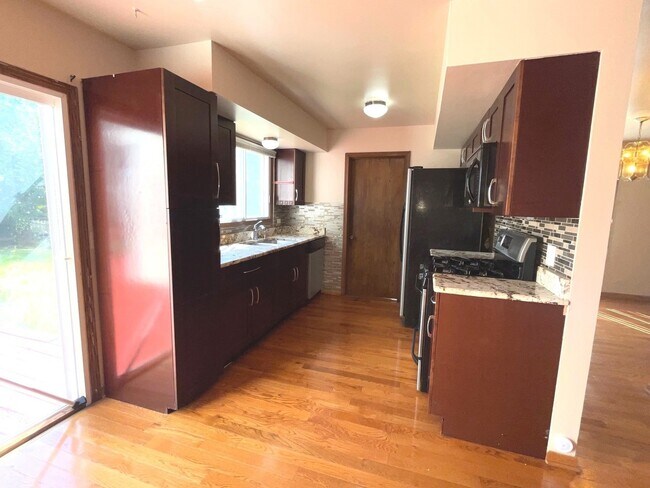 Building Photo - 226 Iris Dr