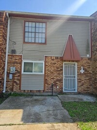 Building Photo - Newly Renovated 3 Bedroom 2.5 bathroom Townhouse