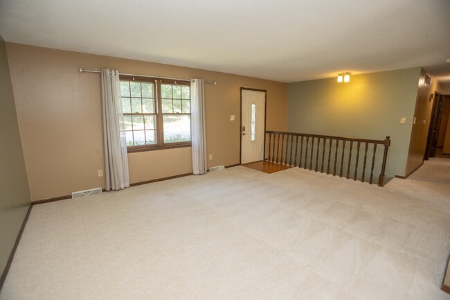 Building Photo - 131 Cresent Dr