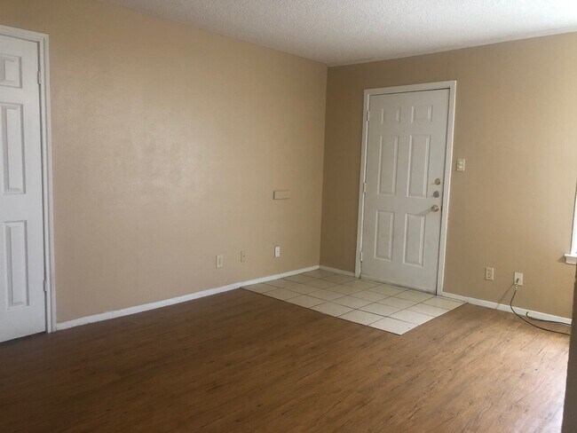 Interior Photo - 1004 Park