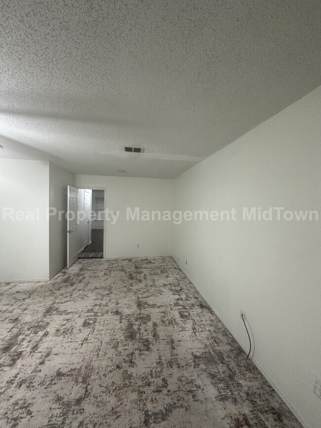 Building Photo - Spacious, Freshly Updated Family Home in P...