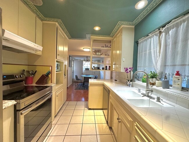 Building Photo - Beautiful 4 Bed / 3 Bath Home in Garden Grove For Rent