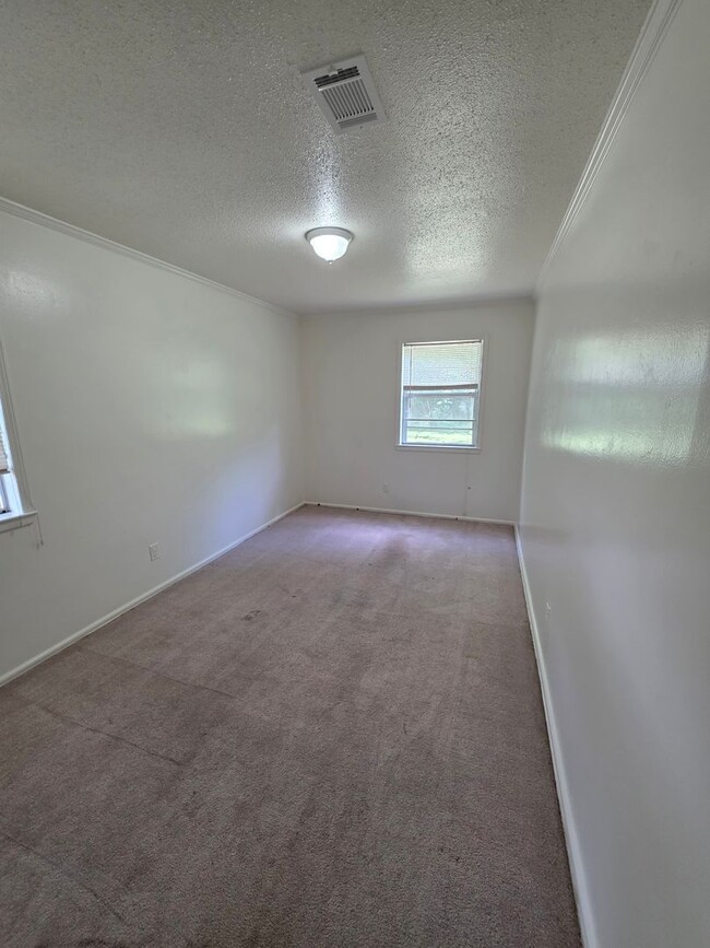 Building Photo - 111 Yelco Dr