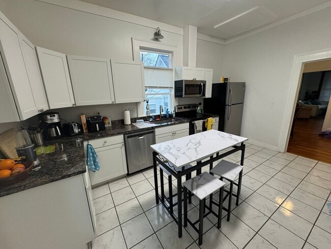 Building Photo - Gorgerous 3 Bedroom Walkable to Campus