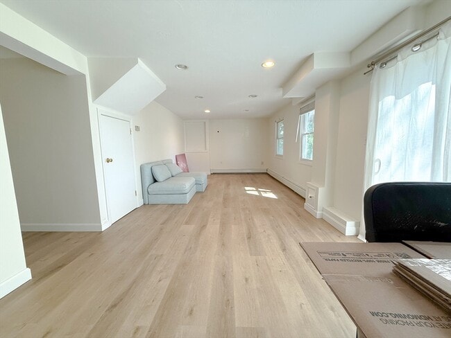 Building Photo - 6 Larch St