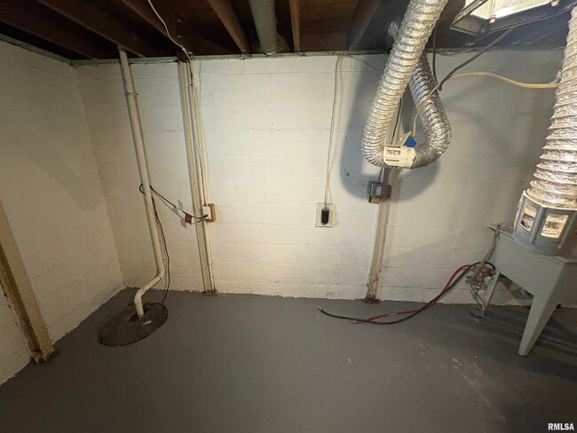 Building Photo - 2324 W Gilbert Ave