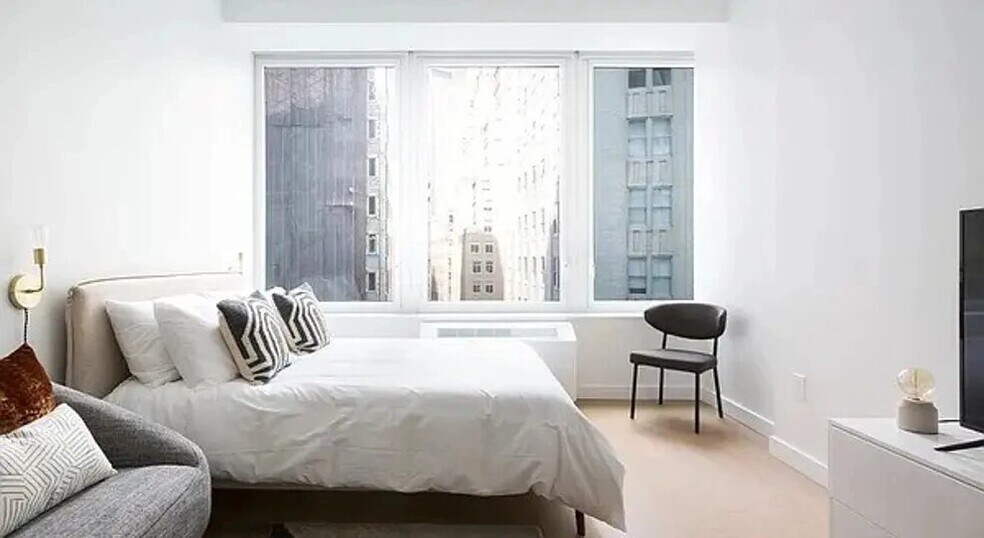 Building Photo - 180 John St