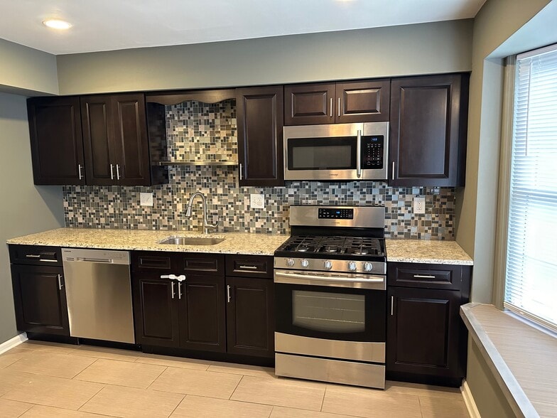 Kitchen - 50 Blue Jay Dr