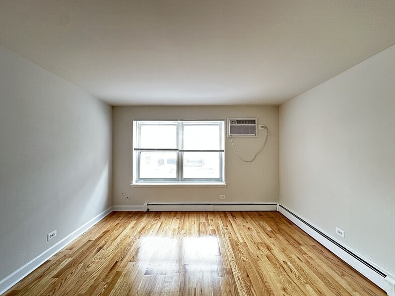 Building Photo - 6830 N Sheridan Rd