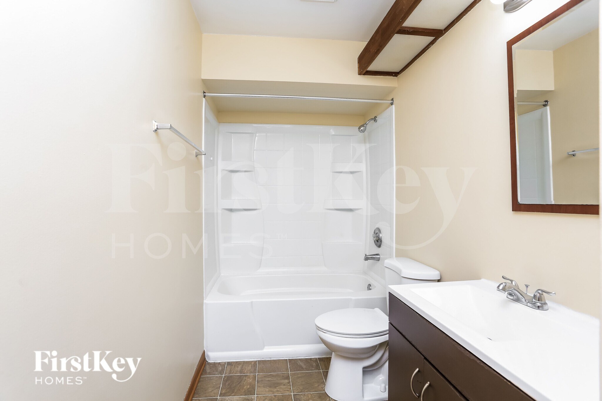 Building Photo - 915 Camelot Dr