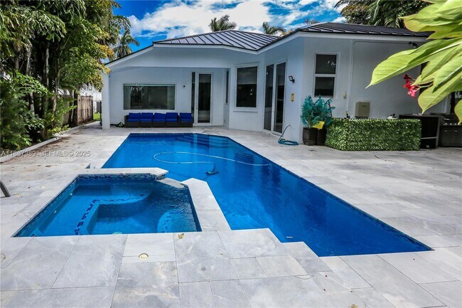 Building Photo - 1230 S 13th Ave