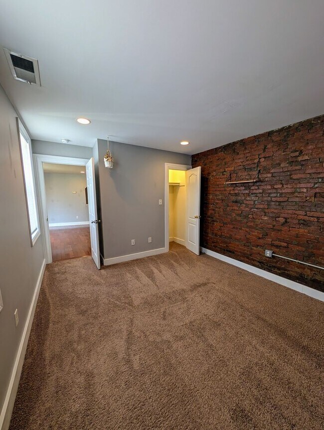 Building Photo - 138 S 24th St