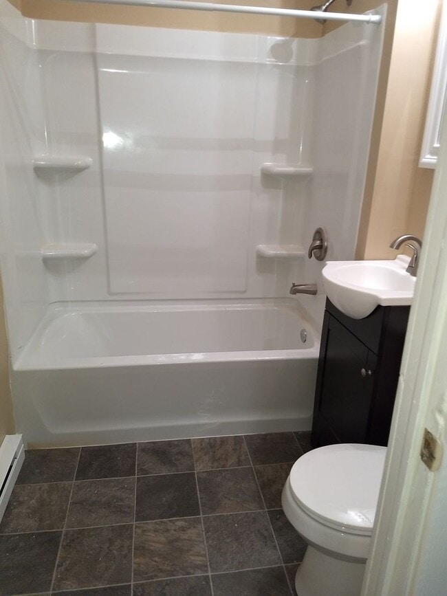 Building Photo - Pet friendly Four Bedroom Home