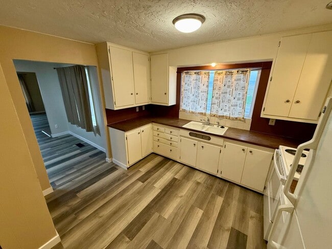 Building Photo - Orchards Home with a View