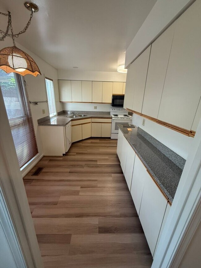 Building Photo - Spacious And Sun-Filled 3 Bedroom 2.5 Bath...