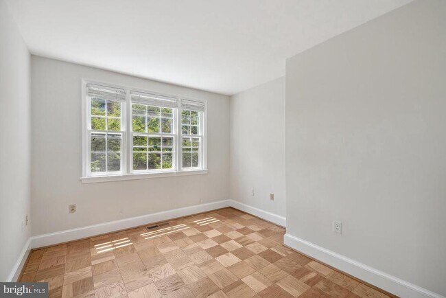 Building Photo - 3231 Sutton Pl NW
