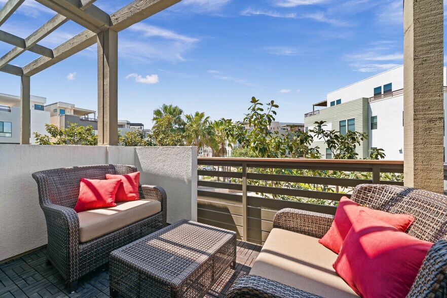 2nd floor patio w/ tree top view - 1651 Topanga