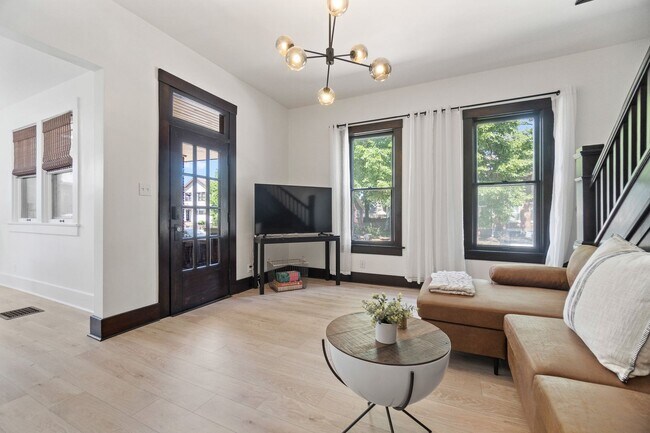 Building Photo - Renovated Historic Townhome — 2BR, 1,000 Sq Ft, West Central