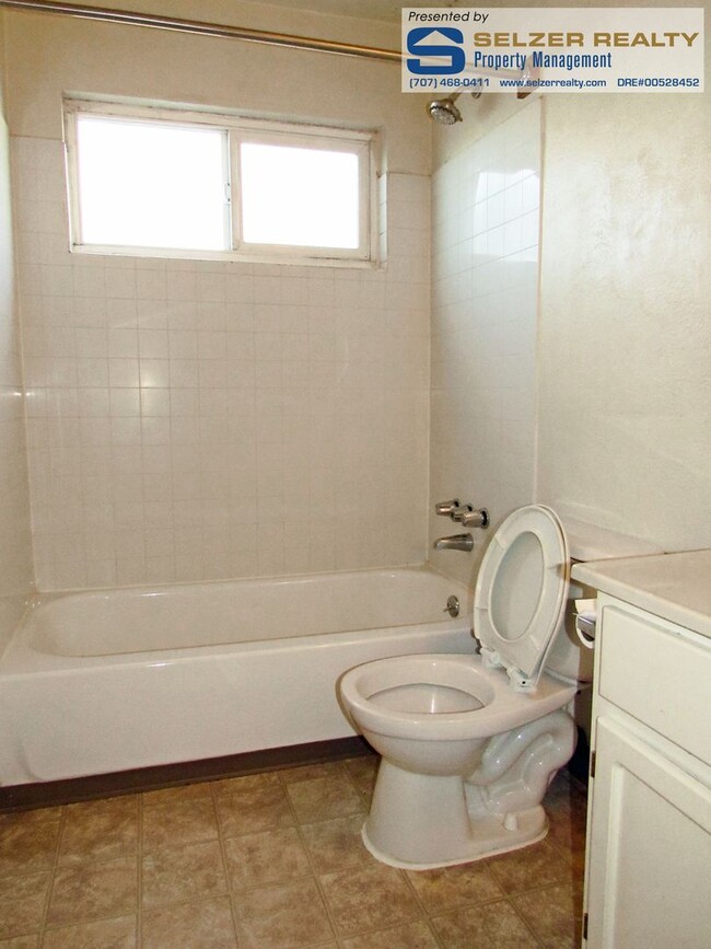 Building Photo - Roomy 2 bd. downstairs apt. near school, p...