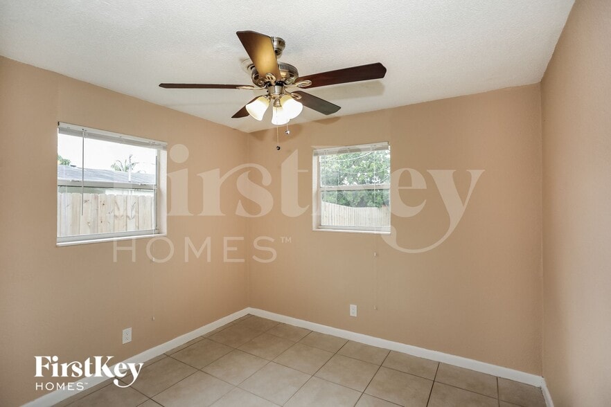 Building Photo - 351 SW 31st Ave