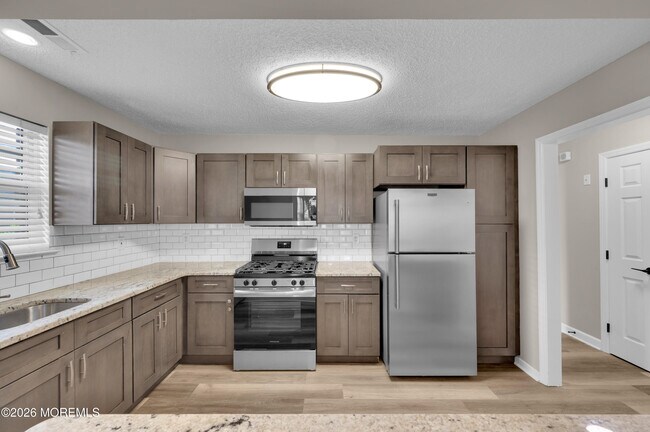 Building Photo - 83 Tulip Ln