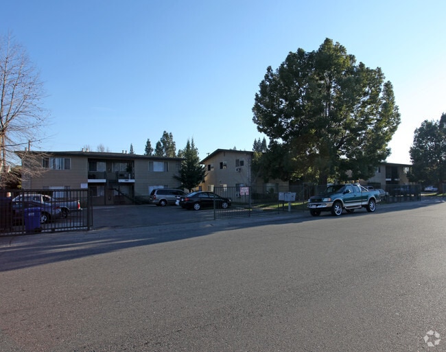 Building Photo - La Rue Apartments