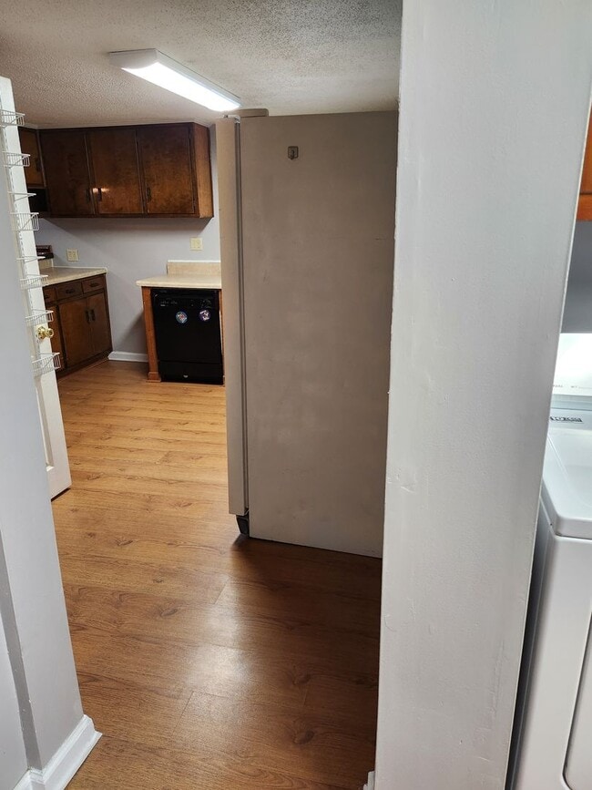 Building Photo - Location, Location, Location!! $1350 a month, available now for year-long lease