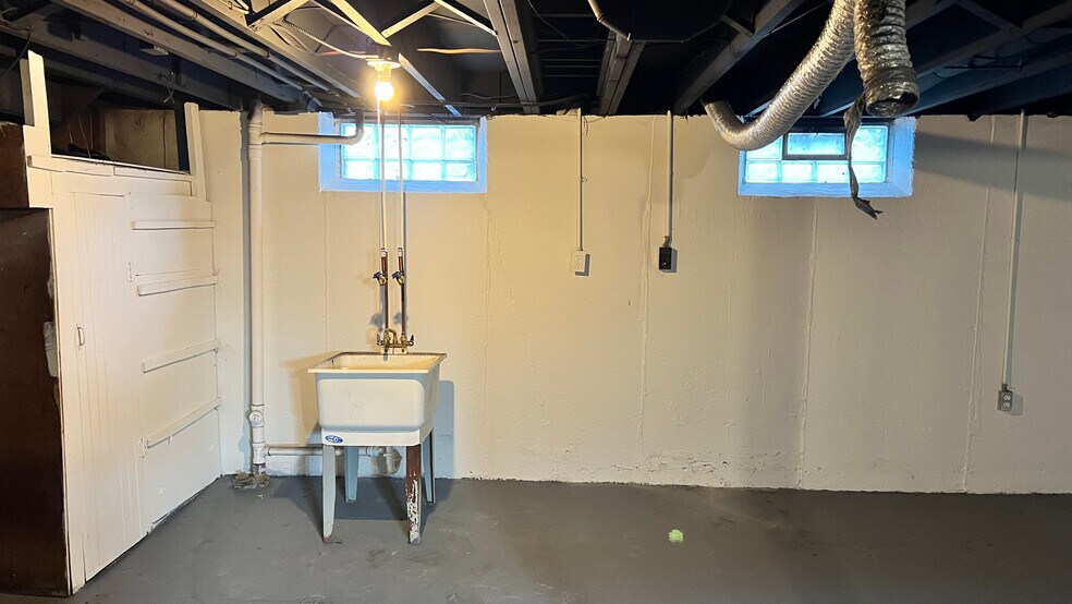 Large basement and laundry room - 19229 Appleton St