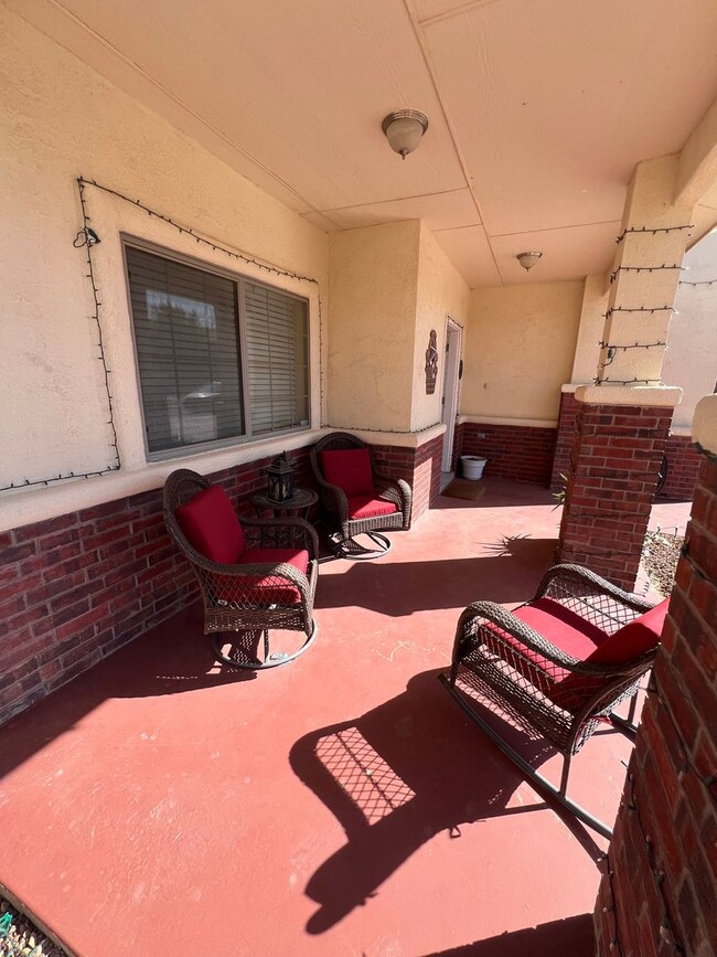 Building Photo - Charming 3-Bed, 2.5-Bath Home with Cozy Fi...