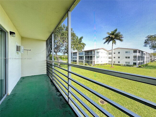 Building Photo - 569 Fanshaw N