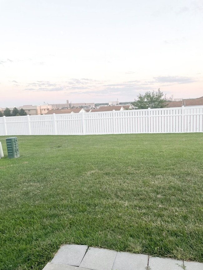 Building Photo - 3 Bedroom & 3 Bathroom Townhouse for Rent!