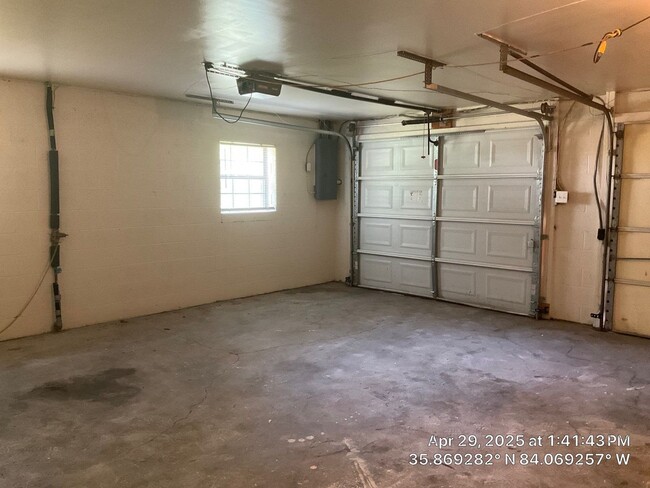 Building Photo - 3 Bedroom / 2.5 Bath House Available Now