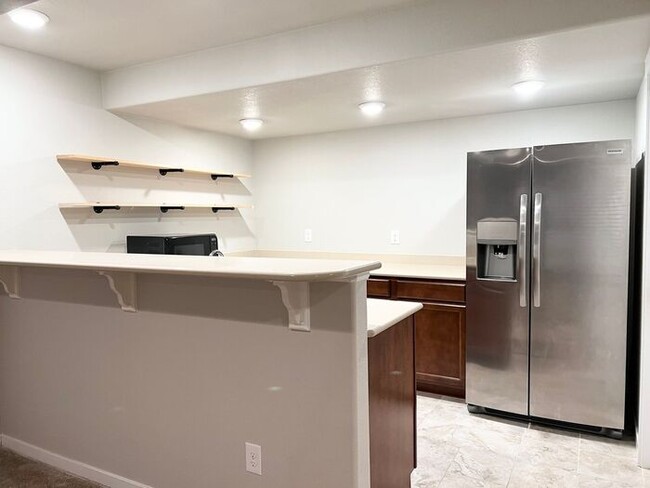 Building Photo - 5 Bedroom/4 Bathroom Ranch Style Home Loca...