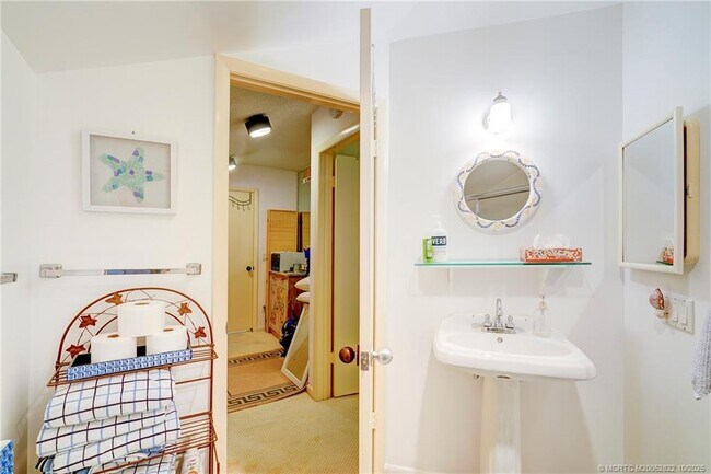 Building Photo - 233 NE Edgewater Dr