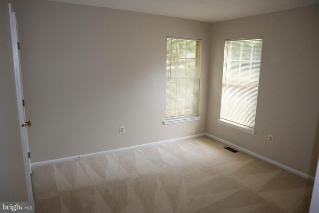 Building Photo - 16 Grantchester Pl