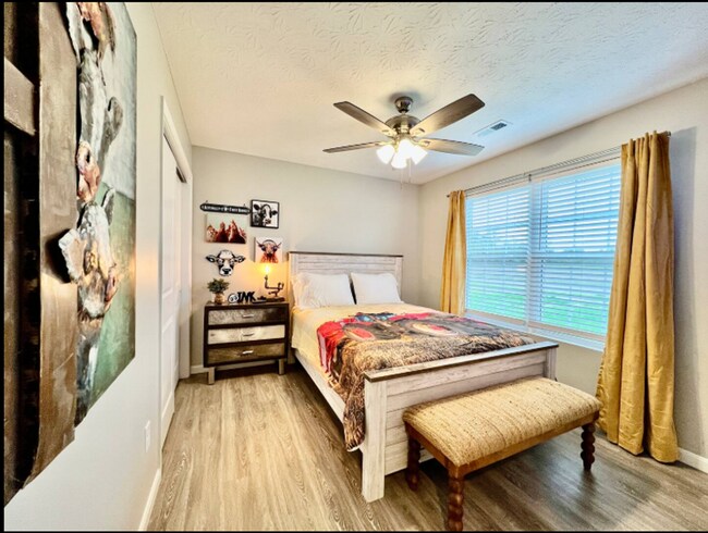 Building Photo - NEW Farmhouse Retreat Rustic decor and Cozy vibes!