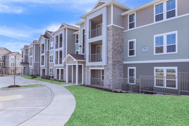 Building Photo - 5712 Azle Ave