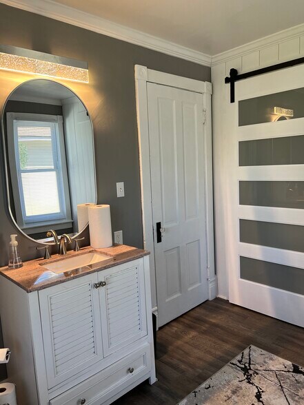 Bathroom - 747 Ann St