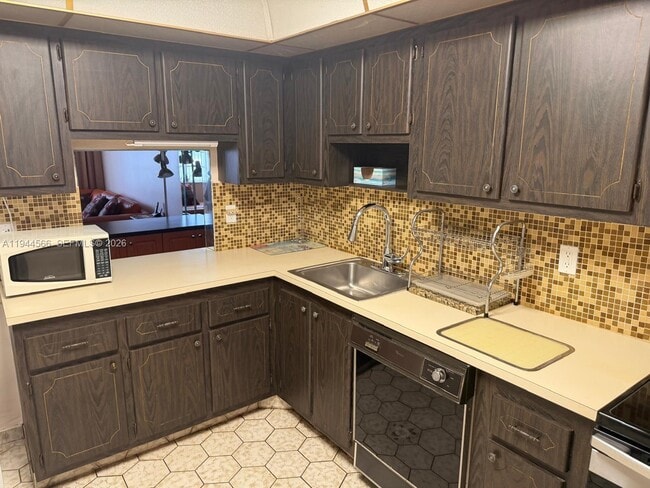 Building Photo - 410 SE 2nd St