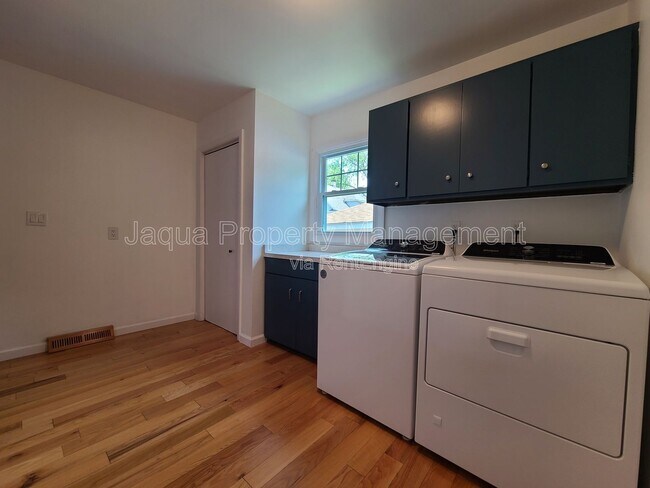 Building Photo - 547 Archer Ave