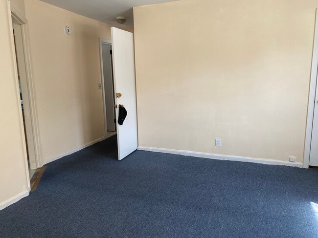 Building Photo - 104 Collins Ave