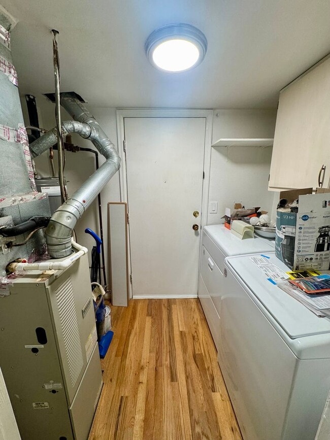 Building Photo - Updated 2 Bedroom with AC