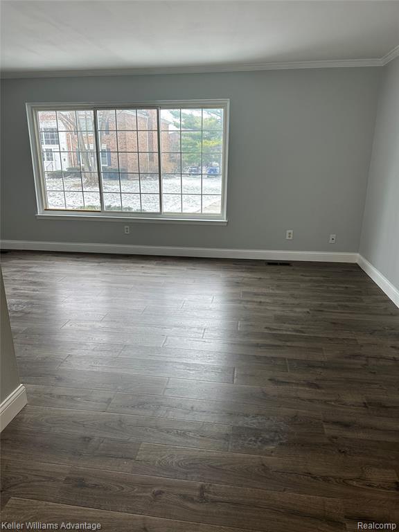 Building Photo - 653 E Fox Hills Dr