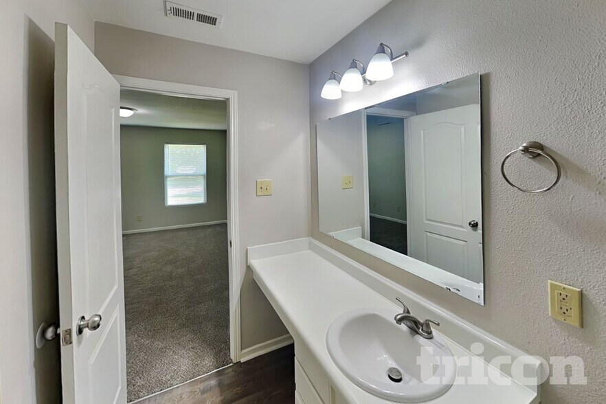 Building Photo - 2336 Blackthorn Dr