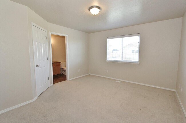 Building Photo - Immaculate Single-Level Home