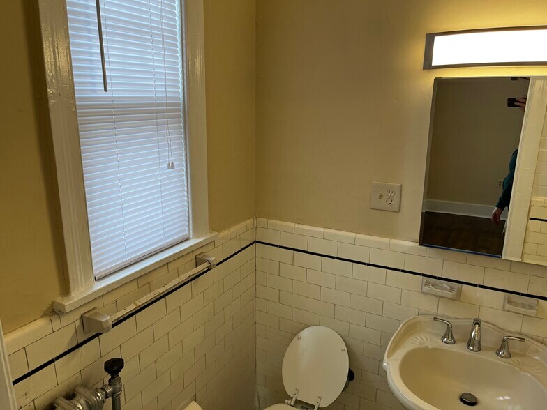 Building Photo - 1861 Poplar Ave