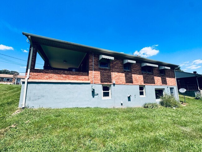 Building Photo - Brick Ranch off of Fort Ave