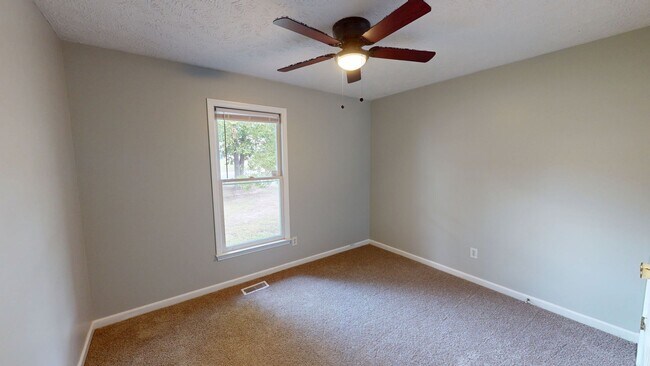Building Photo - Charming 3 bedroom / 2 bathroom home with large fenced backyard near shopping & Fort Bragg!