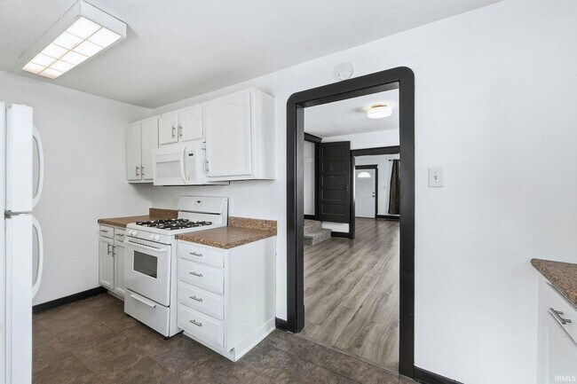 Building Photo - 3 bedroom available for immediate move i!