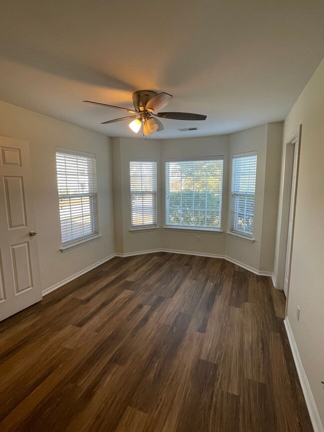 Building Photo - 4 BEDROOM IN GODLEY PARK- POOLER